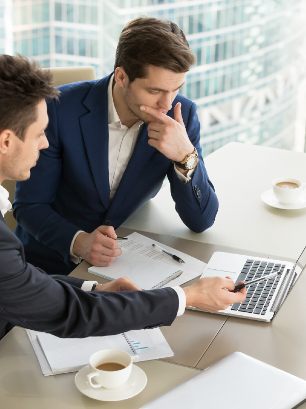 Reunión de negocios en oficina moderna.